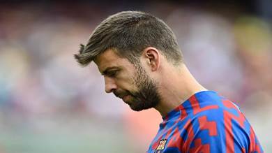 بيكيه لاعب برشلونة يعلن اعتزال كرة القدم
